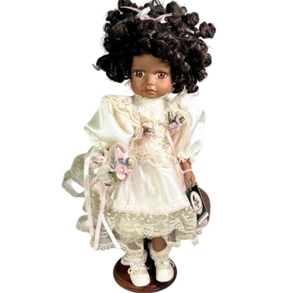 Geppeddo Fine Porcelain Doll Black Girl Curly Hair Cream Lace Dress N16889 Stand